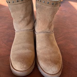 UGG Classic Short Boot Chestnut slip on, Size 6